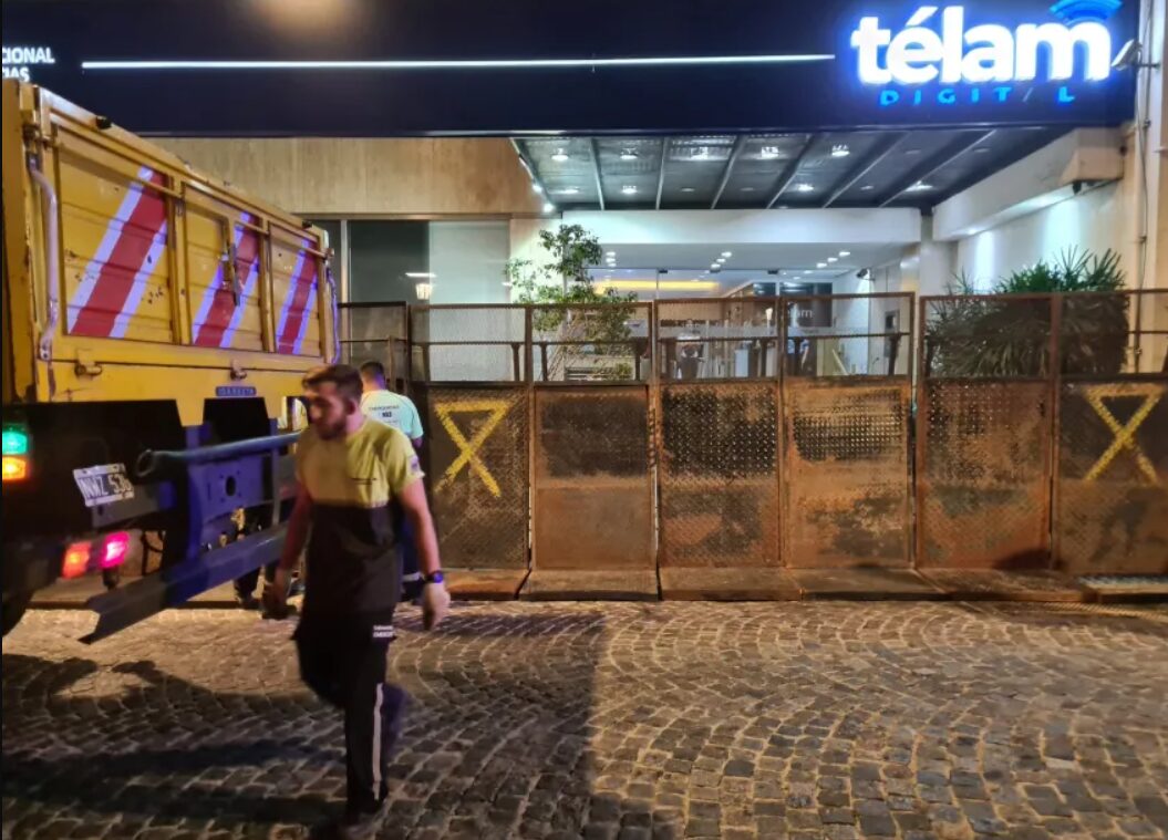Trabajadores de Télam no pudieron entrar a la redacción y deshabilitaron el sitio web