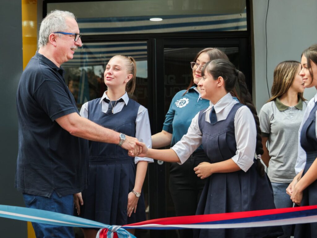 Passalacqua inauguró en San Vicente la primera Escuela de Robótica e Inglés de gestión privada en la provincia