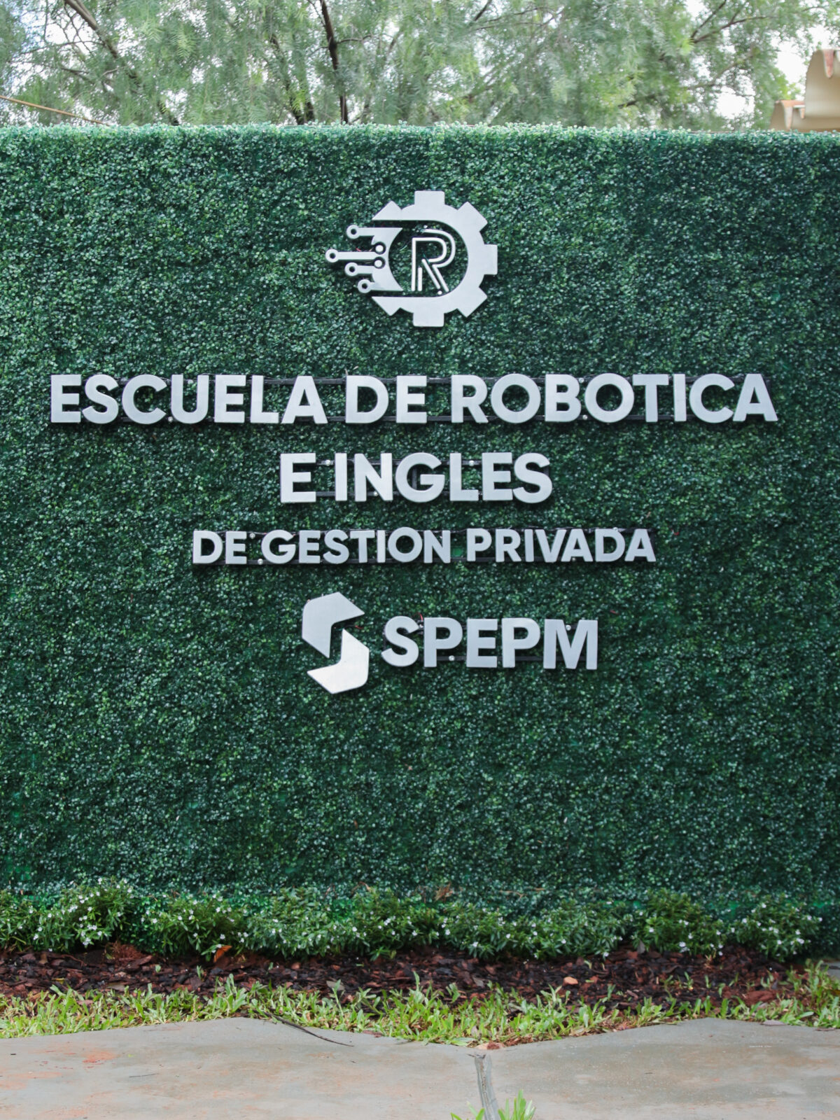 Passalacqua inauguró en San Vicente la primera Escuela de Robótica e Inglés de gestión privada en la provincia