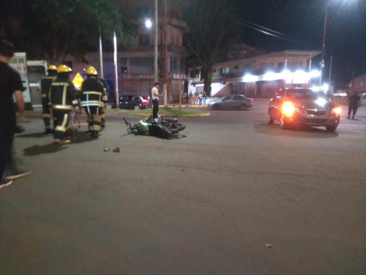 Motociclista terminó hospitalizado tras un siniestro en Jardín América