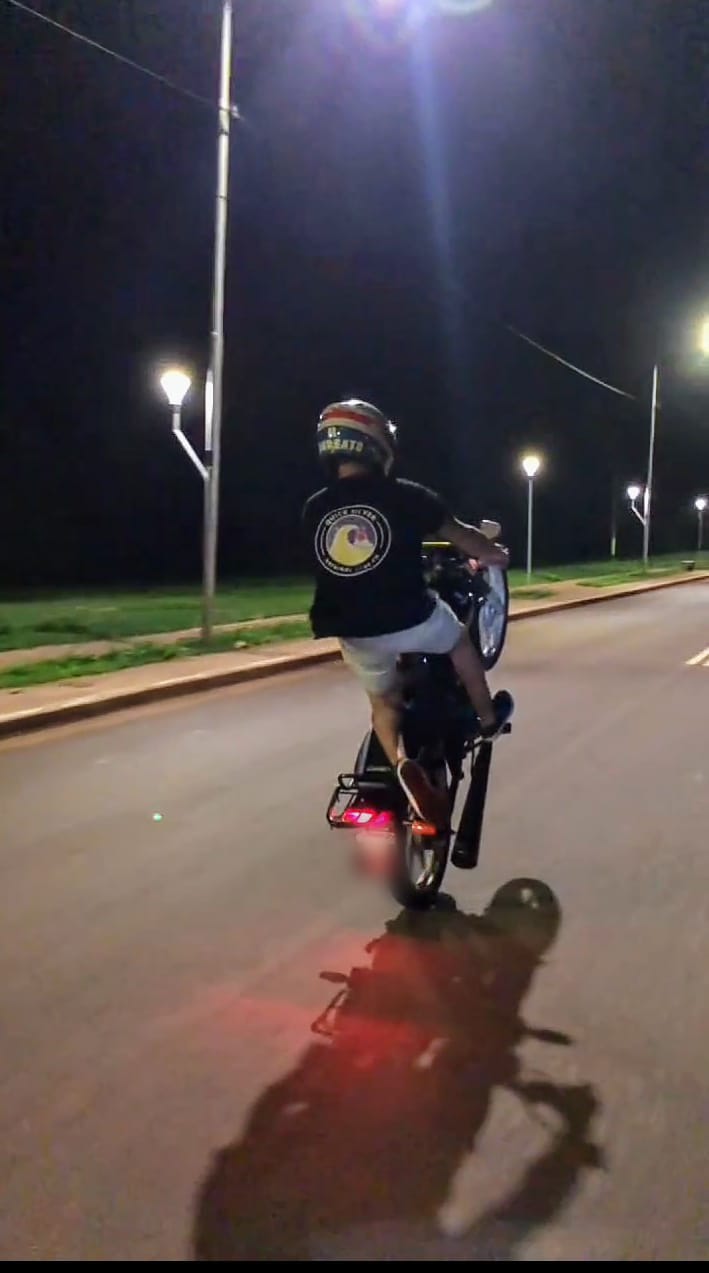 Detuvieron a un motociclista que se filmaba realizando maniobras peligrosas en Jardín América