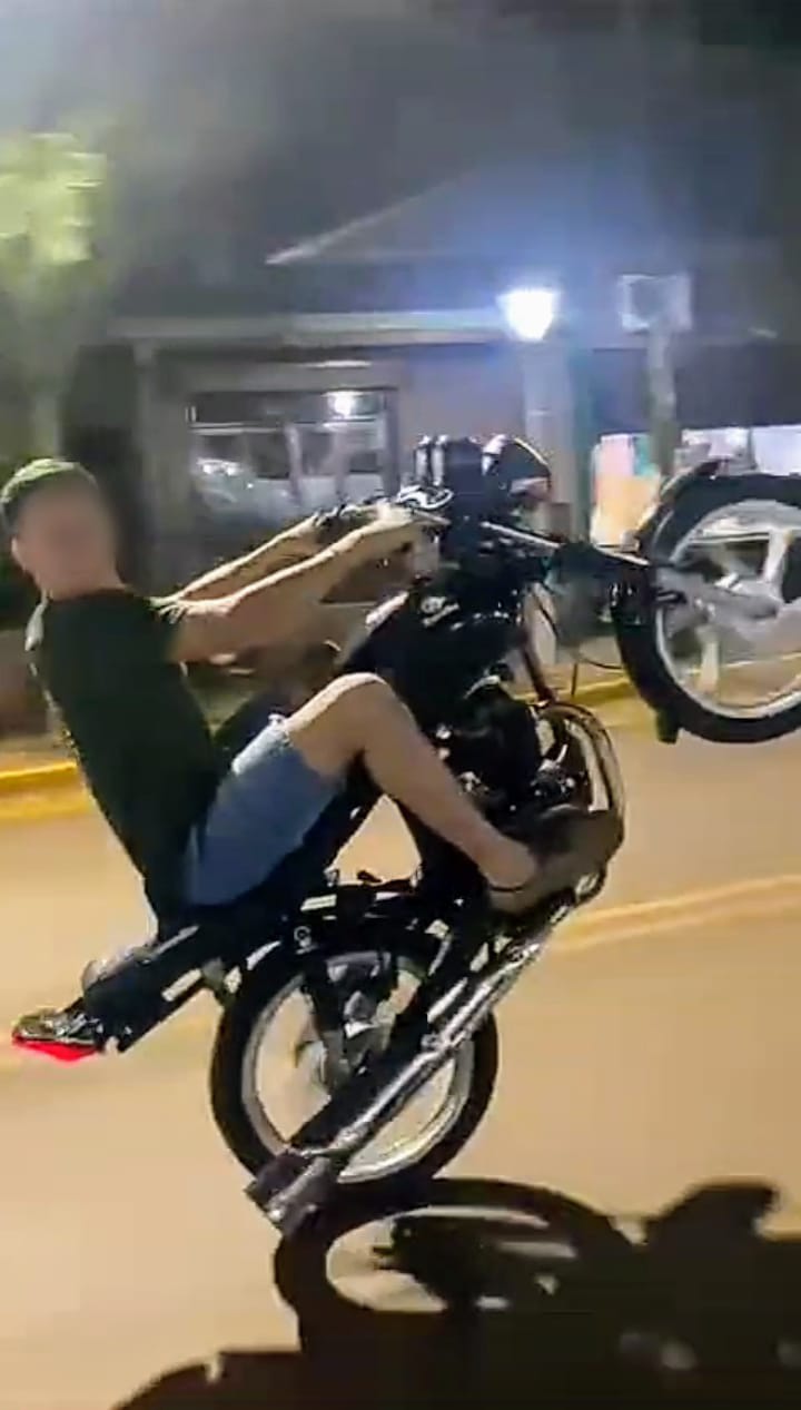 Detuvieron a un motociclista que se filmaba realizando maniobras peligrosas en Jardín América
