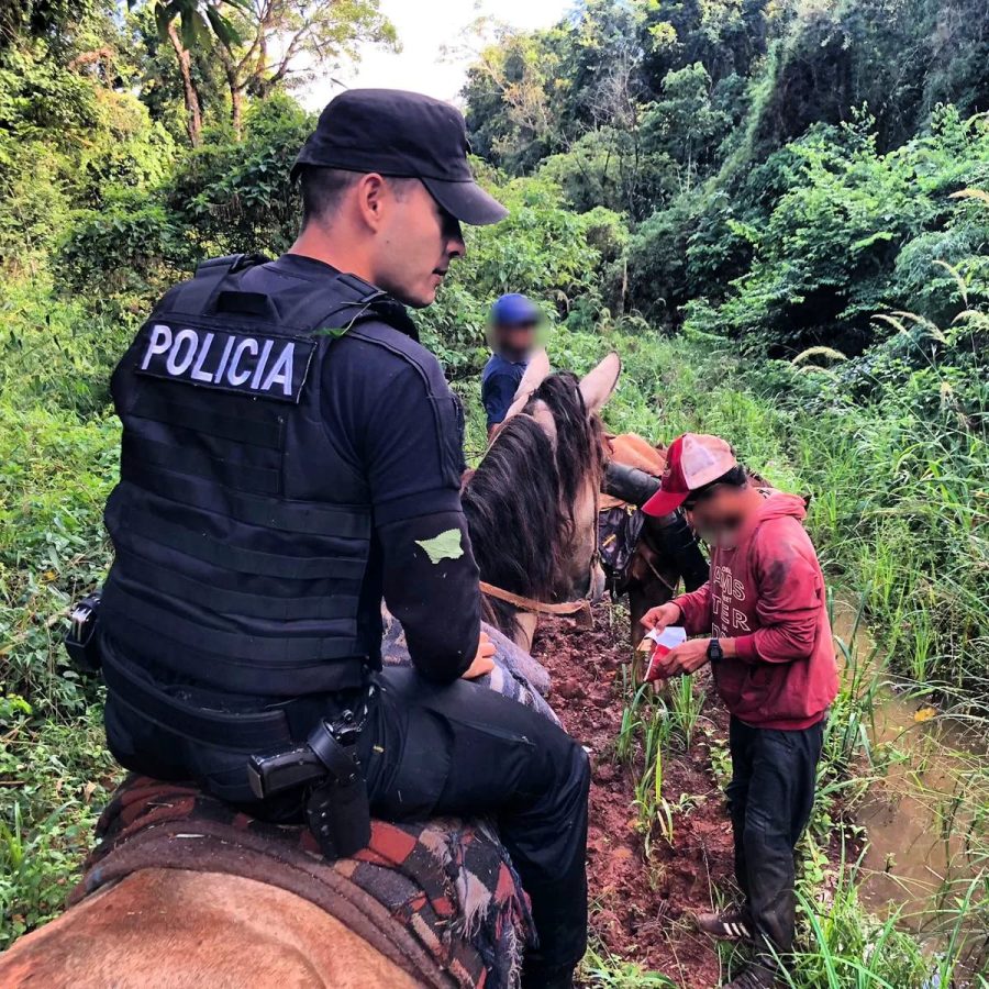 Policías rescataron a pescador que se había perdido en la selva