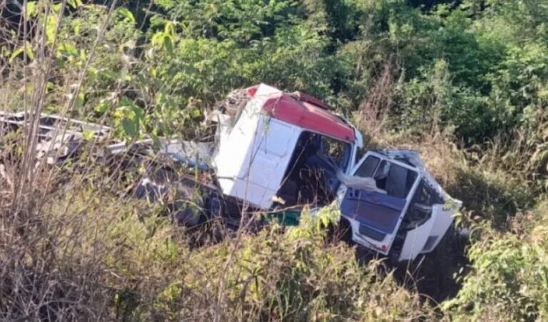 El conductor de un camión resultó herido tras despistar en Caraguatay