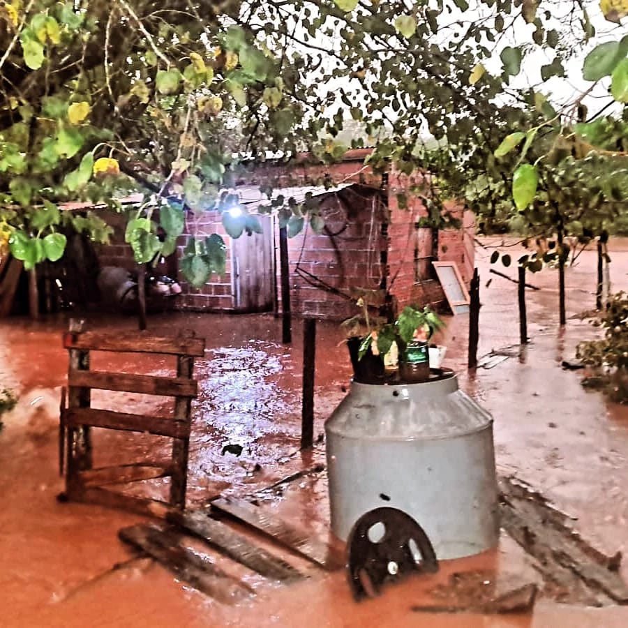 La Policía de Misiones brinda asistencia a familias afectadas por el temporal