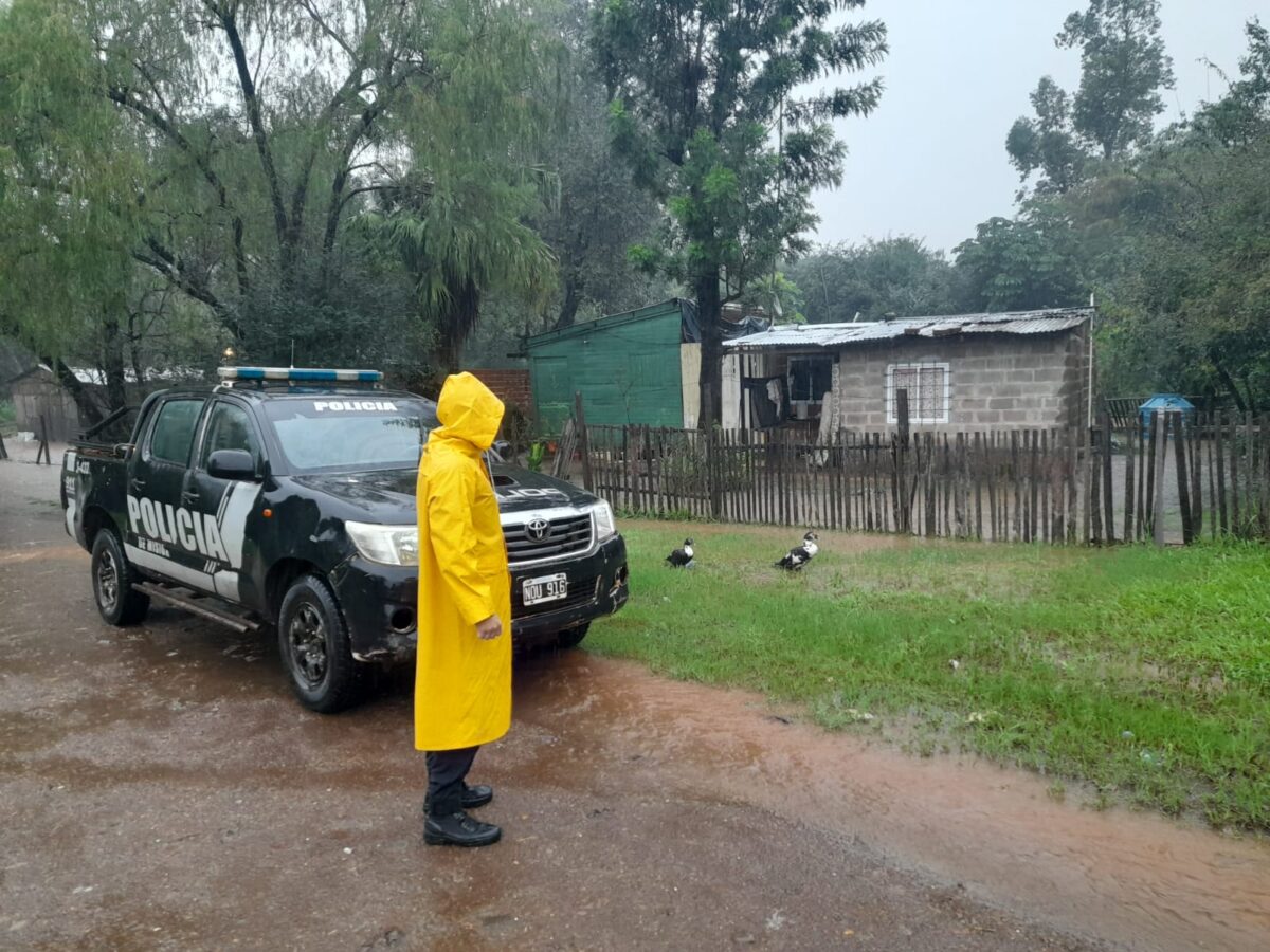 La Policía de Misiones brinda asistencia a familias afectadas por el temporal