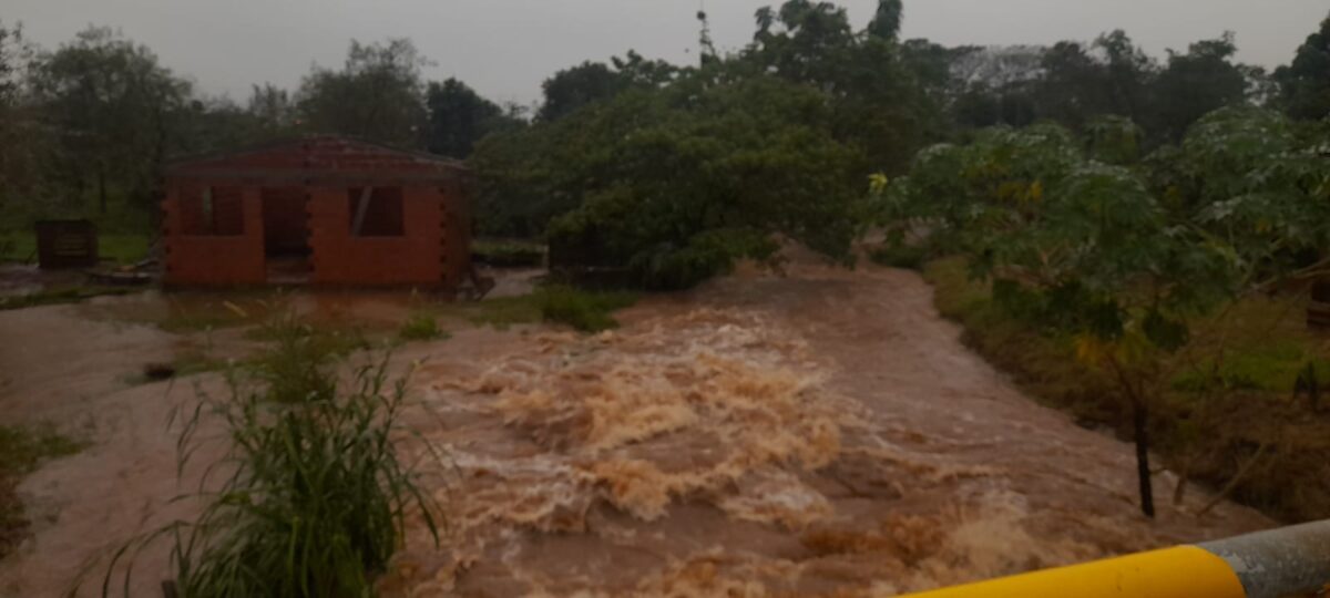 La Policía de Misiones brinda asistencia a familias afectadas por el temporal