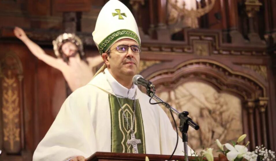 El papa Francisco le pidio la renuncia a un arzobispo argentino - 1