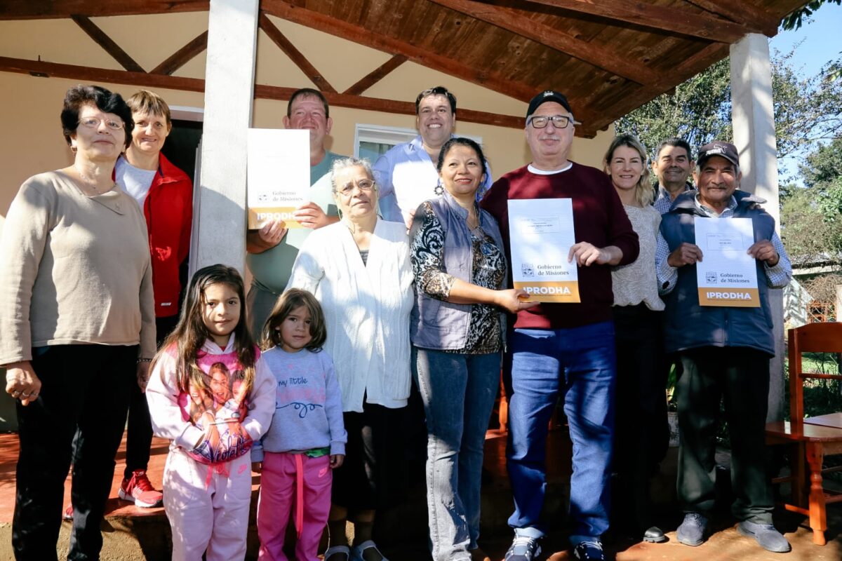 Familias de Almafuerte accedieron por primera vez a títulos de propiedad del Iprodha