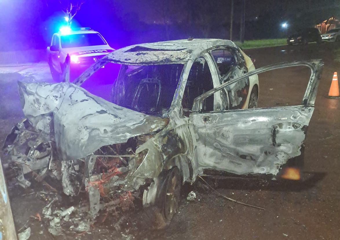 Vehículo terminó incendiado tras despiste en San Vicente