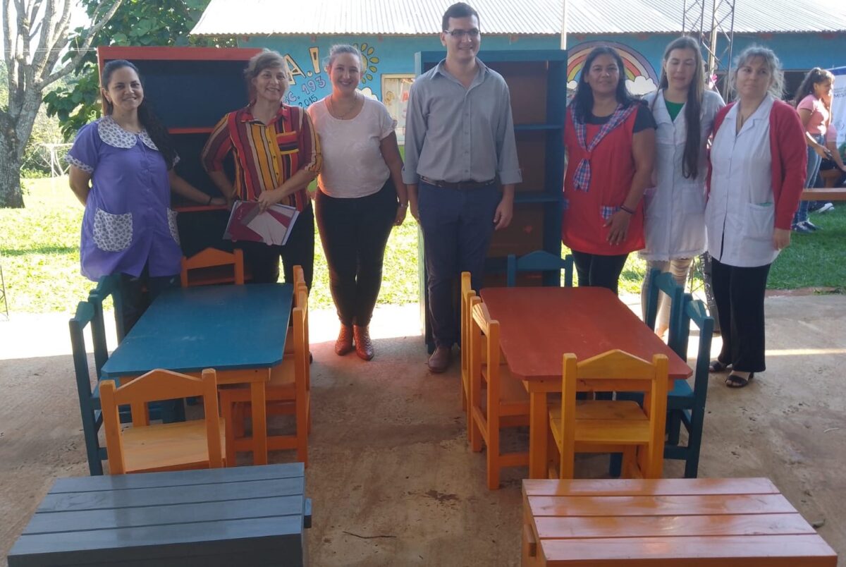El Iplyc entregó kits de mobiliarios para escuelas en Mojón Grande