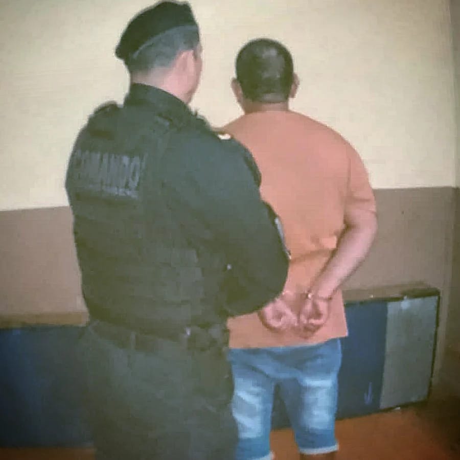 Rompio el vidrio de un auto robo una mochila con mas de un millon de pesos y fue detenido por el Comando en Posadas 1 - 3