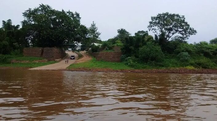 Crecida del río Uruguay: suspendieron el servicio de balsas que conecta a Alba Posse y Mauá