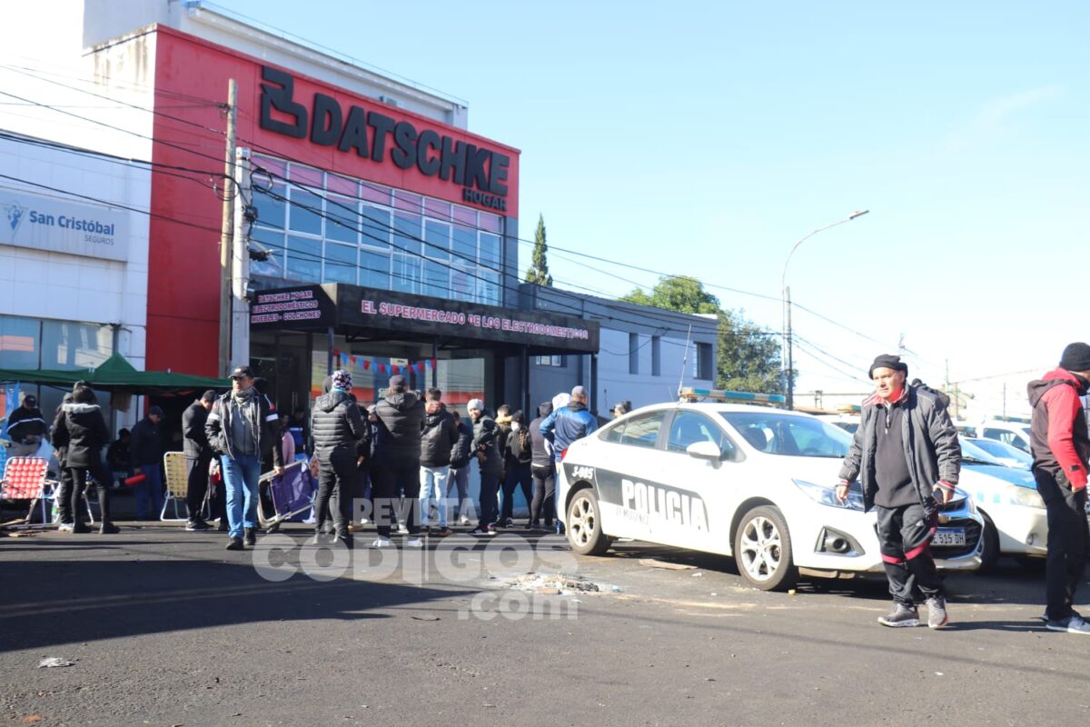 Policías no aceptaron la oferta salarial y continuarán con el acampe