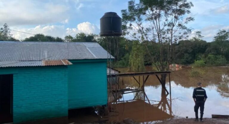 Desciende el río Uruguay y familias evacuadas esperan retornar a sus hogares