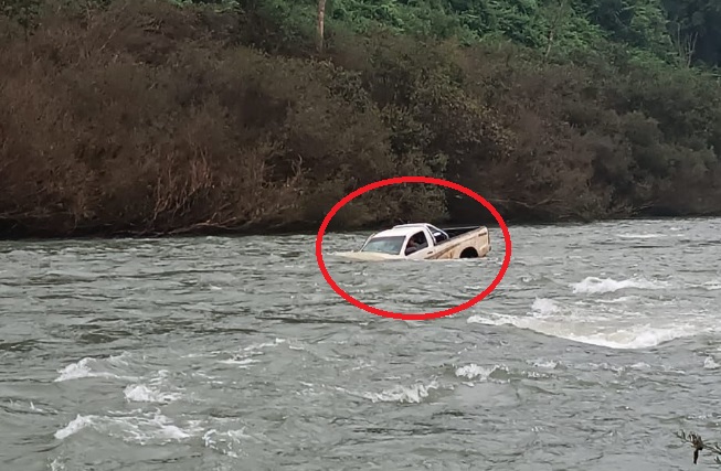 Moconá: guardaparques rescataron a dos personas que cayeron con su camioneta al arroyo Yabotí