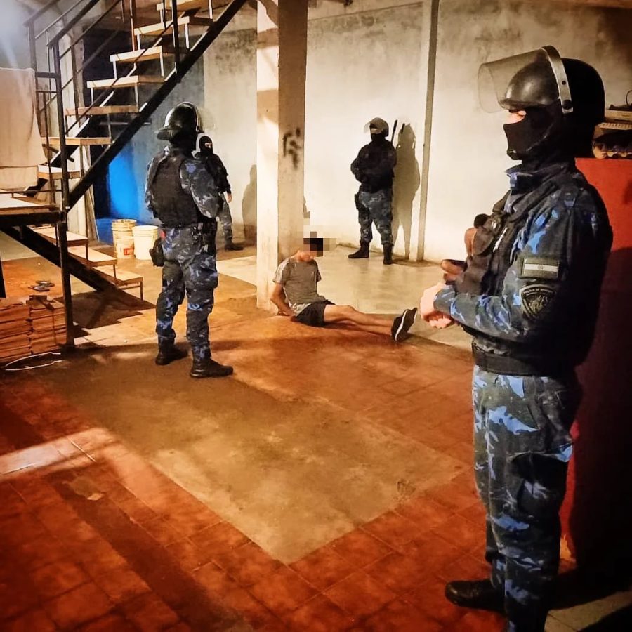 Allanamientos en el barrio A3-2 de Posadas: detuvieron a dos delincuentes buscados por robos 2 4 - Allanamientos en el barrio A3 2 de Posadas detuvieron a dos delincuentes buscados por robos 1 - 3
