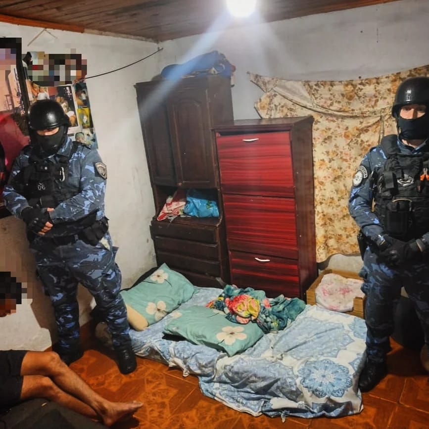 Allanamientos en el barrio A3 2 de Posadas detuvieron a dos delincuentes buscados por robos 2 - 1