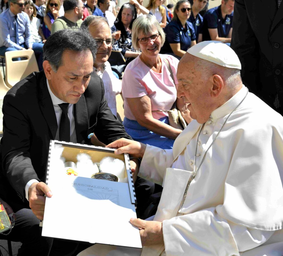 El intendente de Montecarlo, Julio “Chun” Barreto, visitó al Papa Francisco en el Vaticano