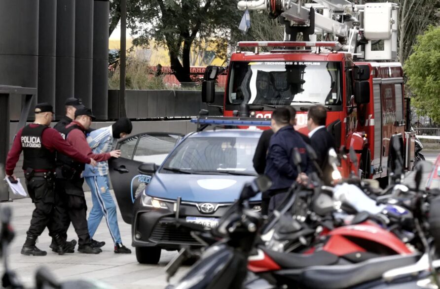 El youtuber polaco rescatado tras treparse a un edificio de Puerto Madero quedo detenido 1 - 1