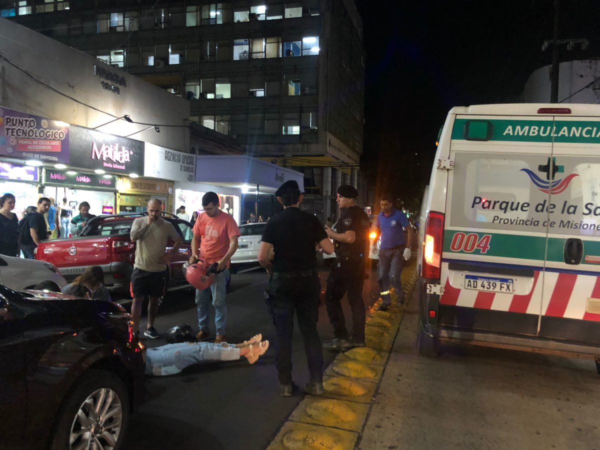 Joven motociclista terminó herida tras un choque en pleno centro de Posadas