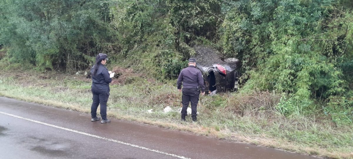 Mujer terminó herida en Oberá tras despistar y volcar con su vehículo