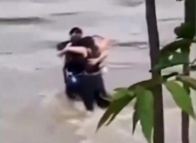 La triste imagen de tres amigos que se abrazan antes de ser arrastrados por una inundación en Italia