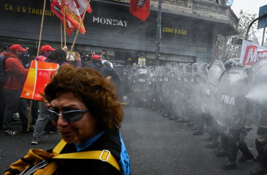 Ley Bases: 5 diputados fueron asistidos tras enfrentamiento entre fuerzas y manifestantes frente al Congreso