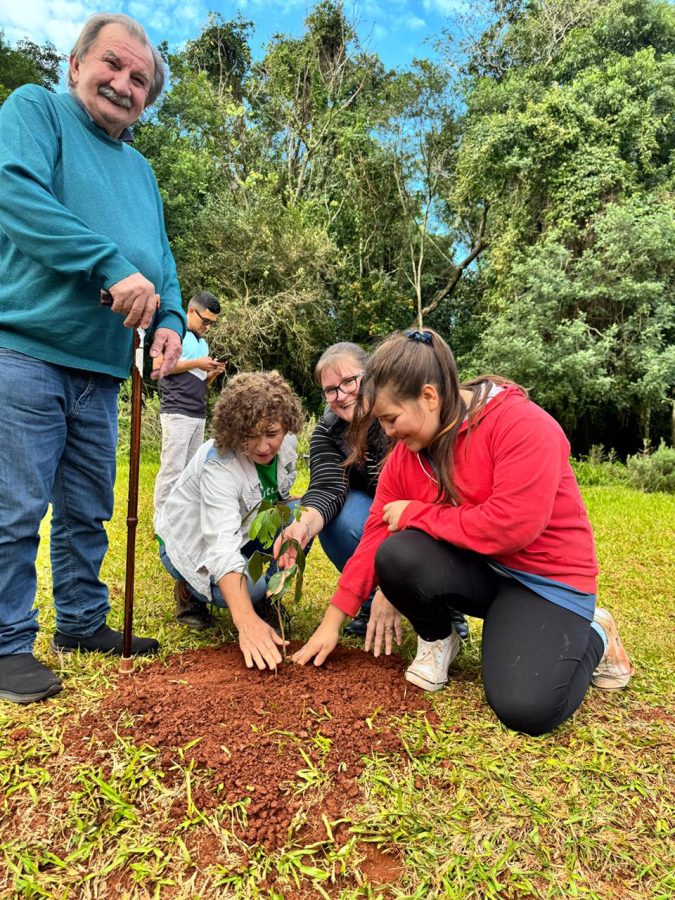 Plantaron mas de 150 arboles mediante el Pacto con la Tierra sin mal en la EFA de Los Helechos 1 - 1
