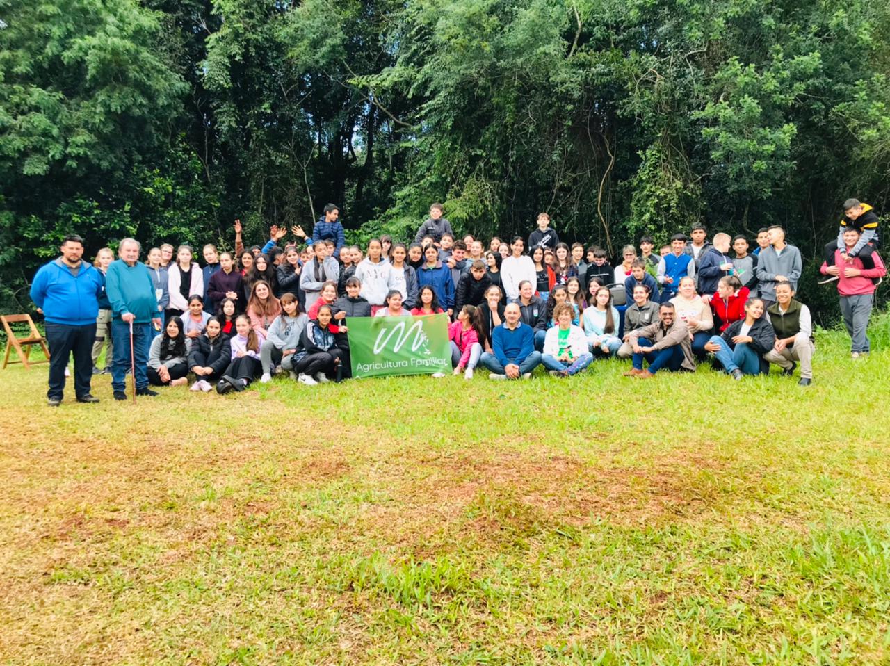 Plantaron mas de 150 arboles mediante el Pacto con la Tierra sin mal en la EFA de Los Helechos 2 - 7