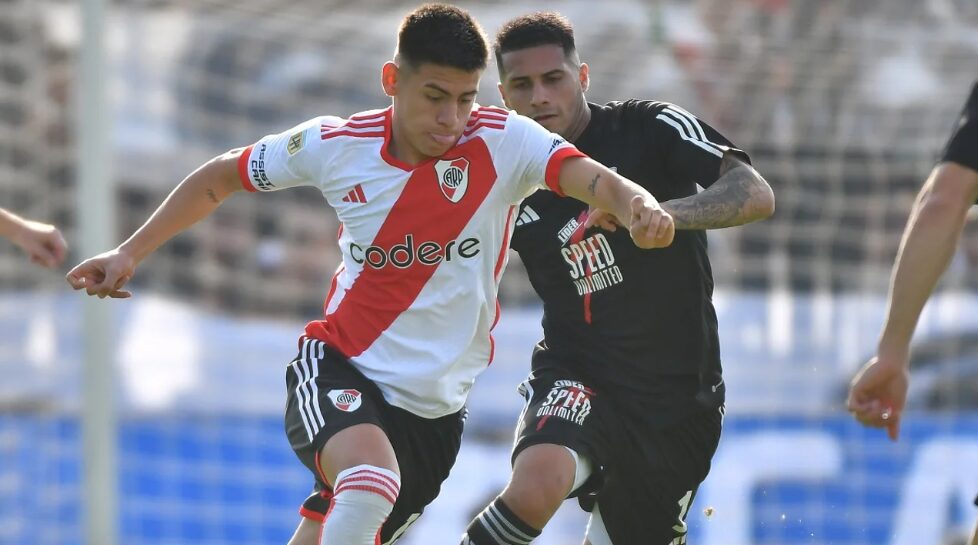 Riestra obtuvo un histórico triunfo ante River y le sacó la posibilidad de ser puntero