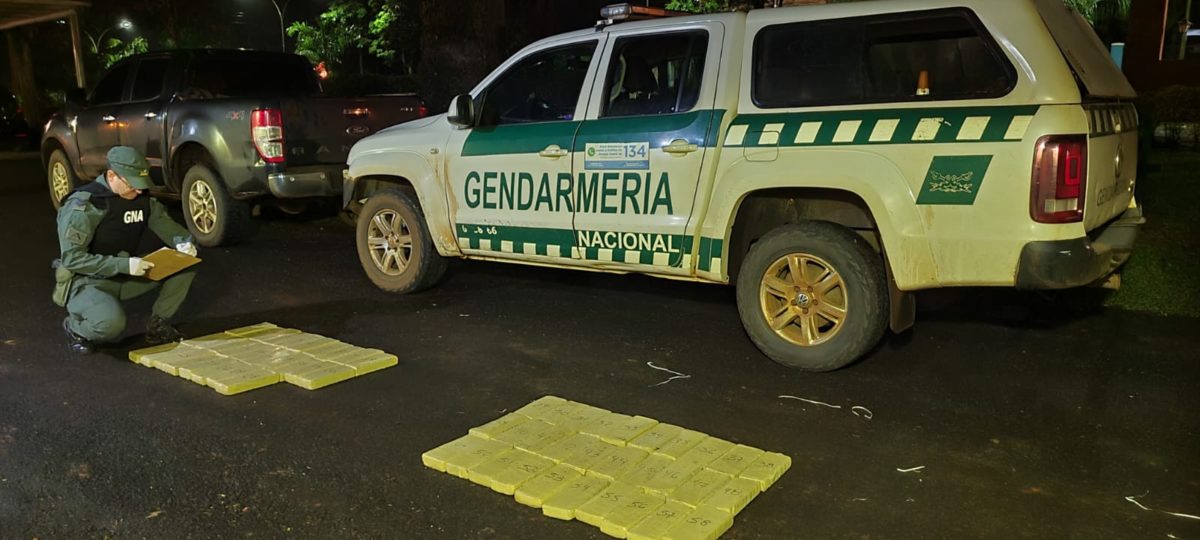 Abandonaron dos bultos con más de 58 kilos de marihuana en plena ruta nacional N°12