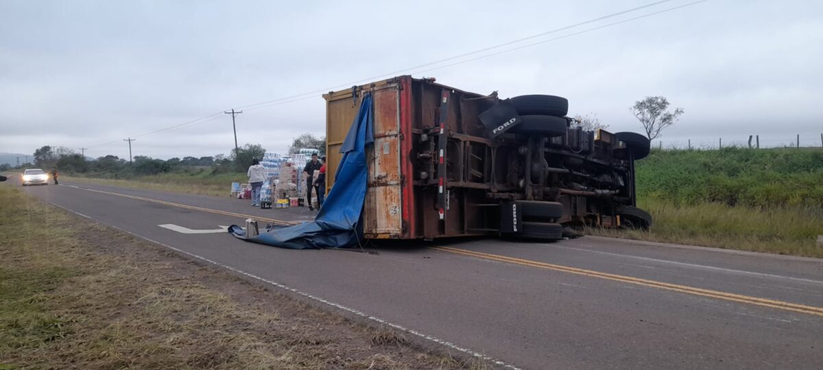 Camión volcó en Candelaria: no hubo heridos