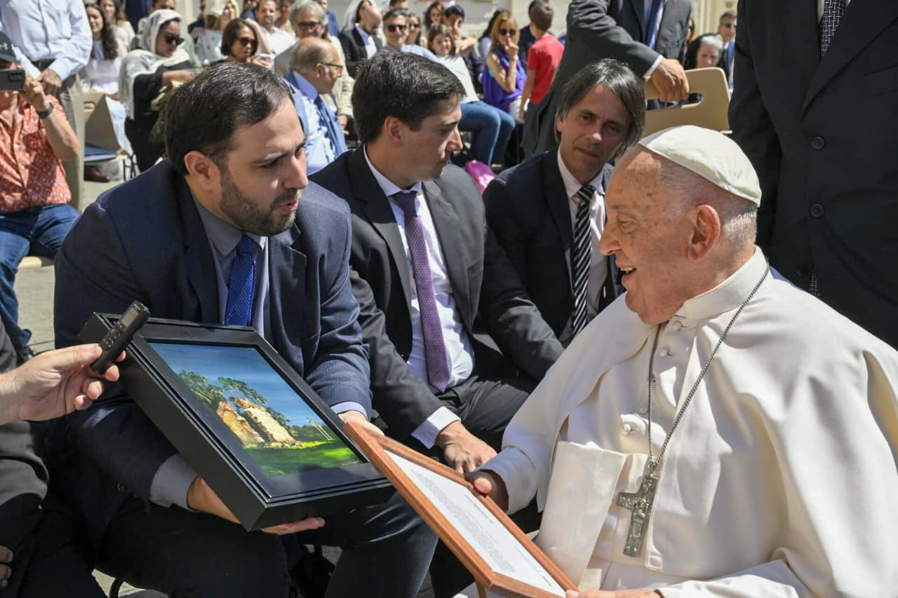 Francisco recibió a Sebely en el Vaticano y envió bendiciones a Misiones