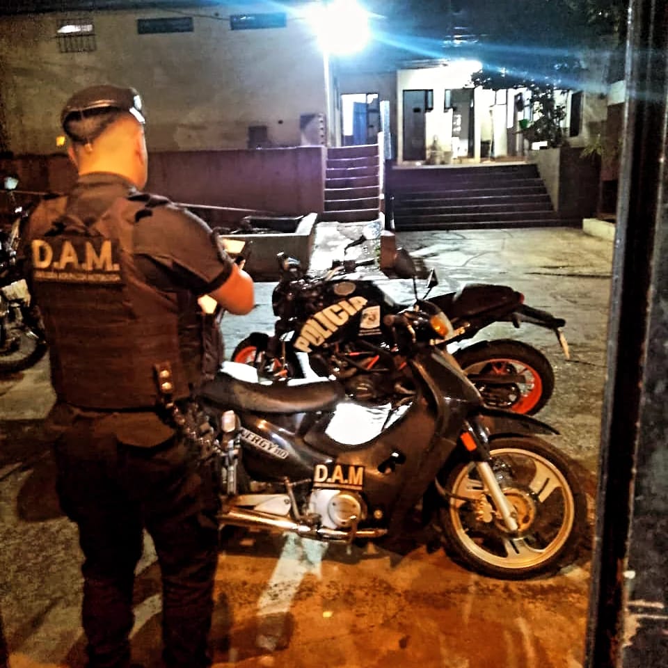 Cuatro motos recuperadas y dos presuntos narcos deliverys detenidos en operativos preventivos