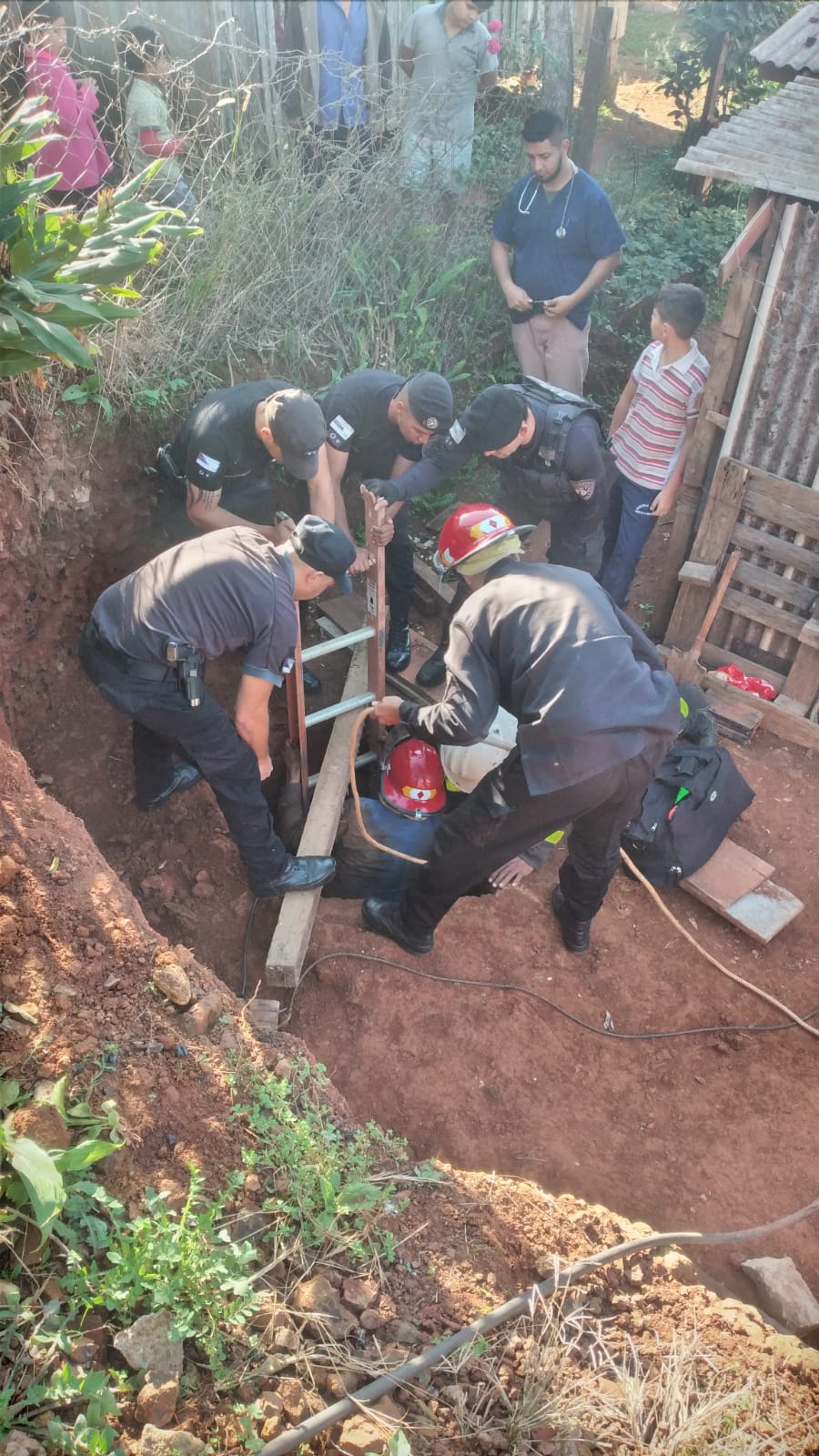 Tras un derrumbe, rescataron a un trabajador que quedó atrapado en un pozo en Bernardo de Irigoyen