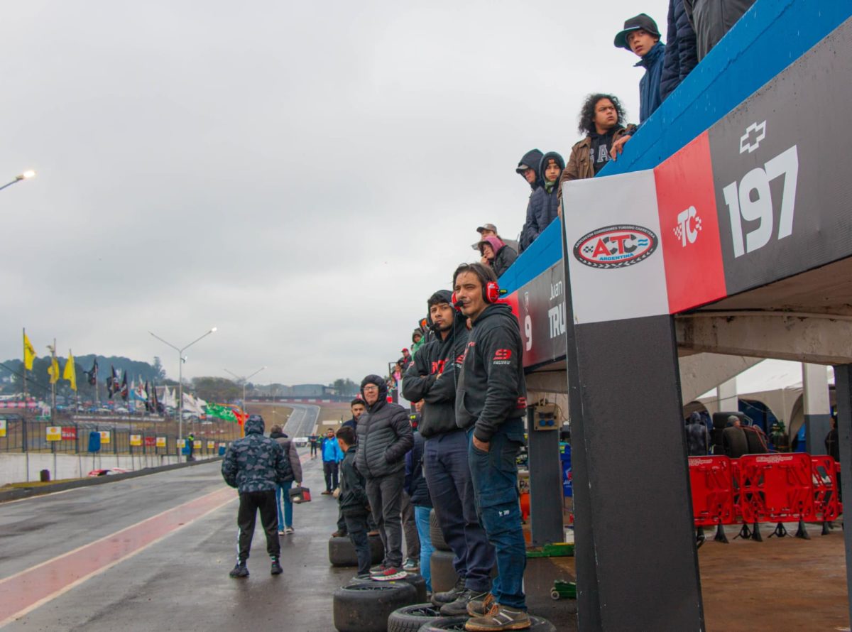 A pesar de la lluvia, el TC se vivió a pleno en el autódromo de Posadas