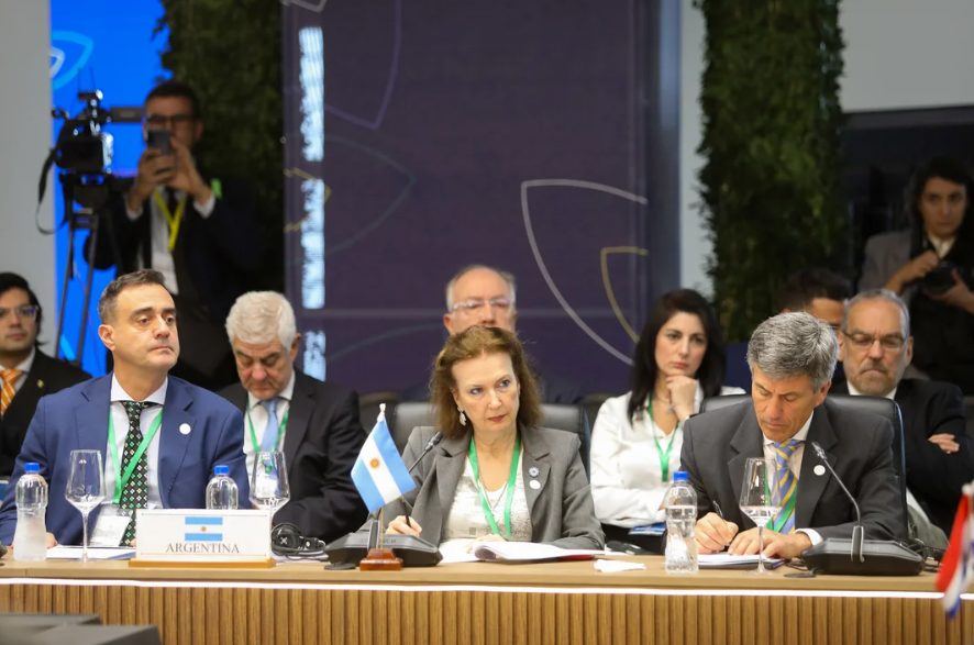 En el Mercosur, Mondino llamó a 