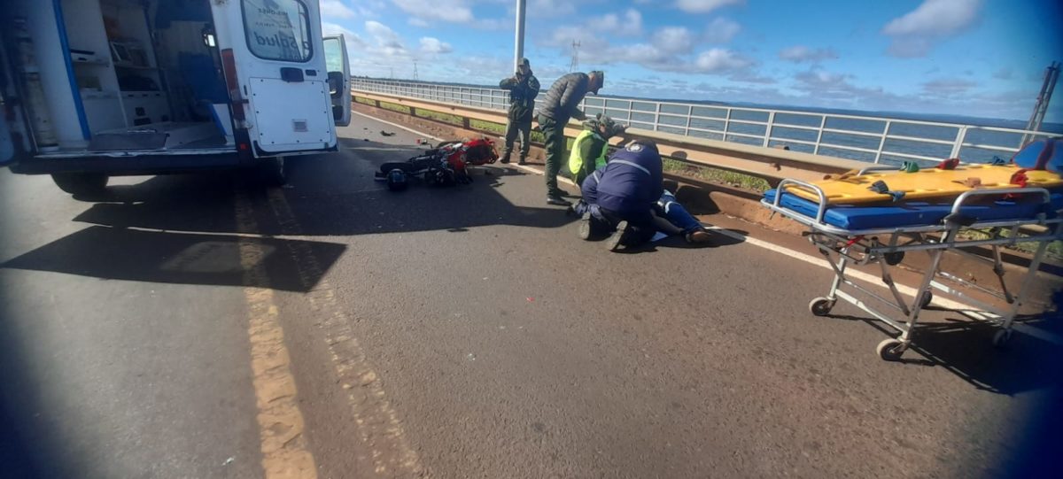 Motociclista resultó herido tras un siniestro vial en el puente que une Posadas y Encarnación