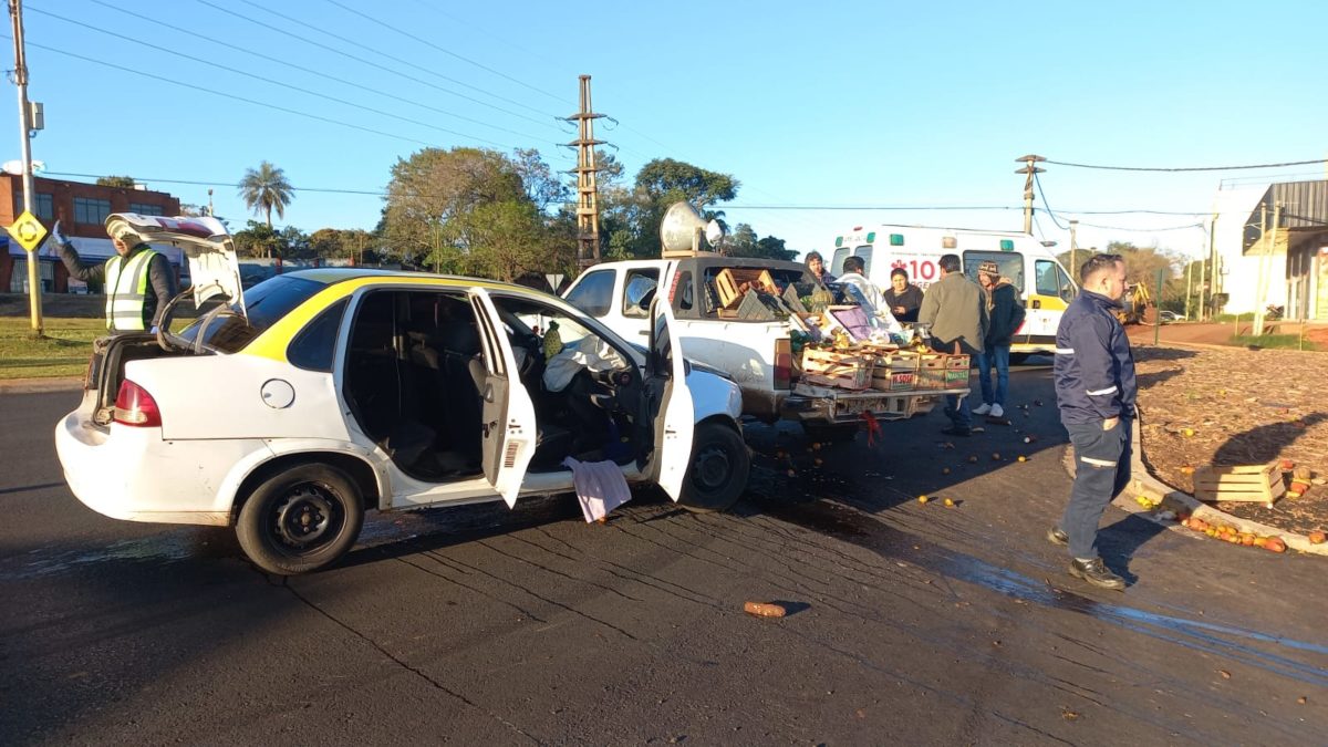 Un hombre terminó lesionado en Posadas tras choque entre un taxi y una camioneta