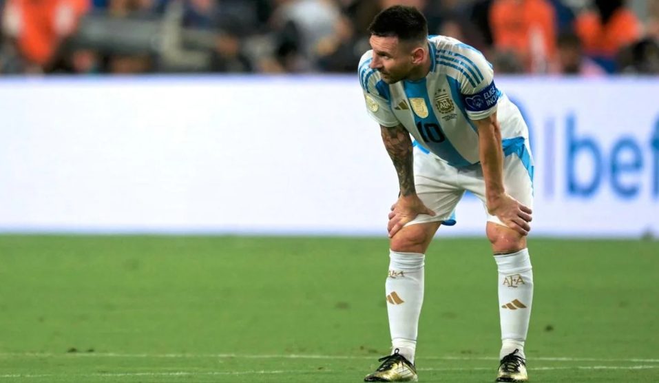 Messi sufrió una lesión ligamentaria en el tobillo derecho