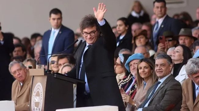 Milei encabezó el acto inaugural en La Rural, prometió bajar retenciones y pidió paciencia al campo
