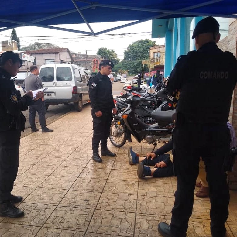 Secuestran un auto incautan cocaina detienen a tres personas y una menor tras persecucion en Posadas 4 - 5