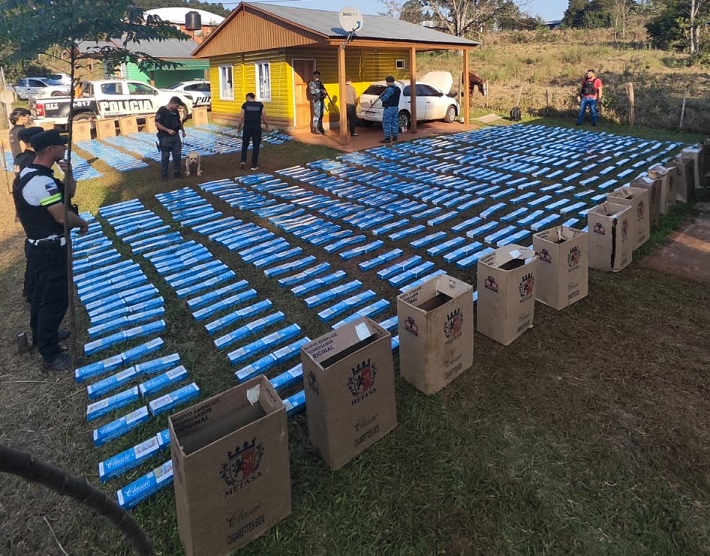 Desarticularon un punto de acopio de cigarrillos ilegales y secuestraron cocaína junto a un auto robado