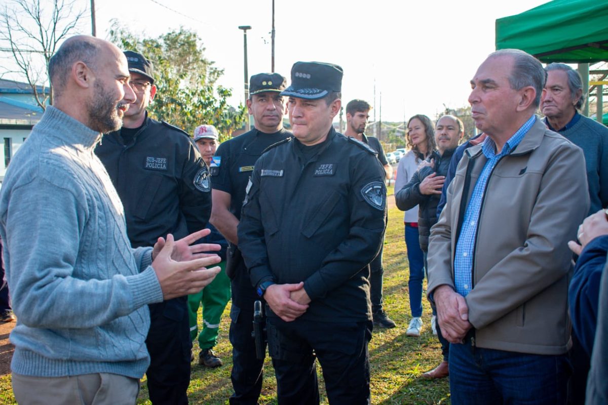 Policías cooperan con la Municipalidad de Posadas en la “Campaña de Prevención y Concientización contra el Dengue”