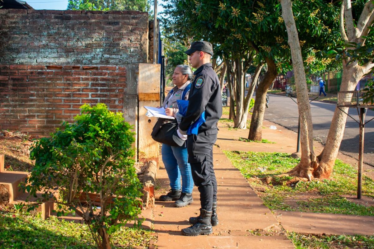 Policías cooperan con la Municipalidad de Posadas en la “Campaña de Prevención y Concientización contra el Dengue”