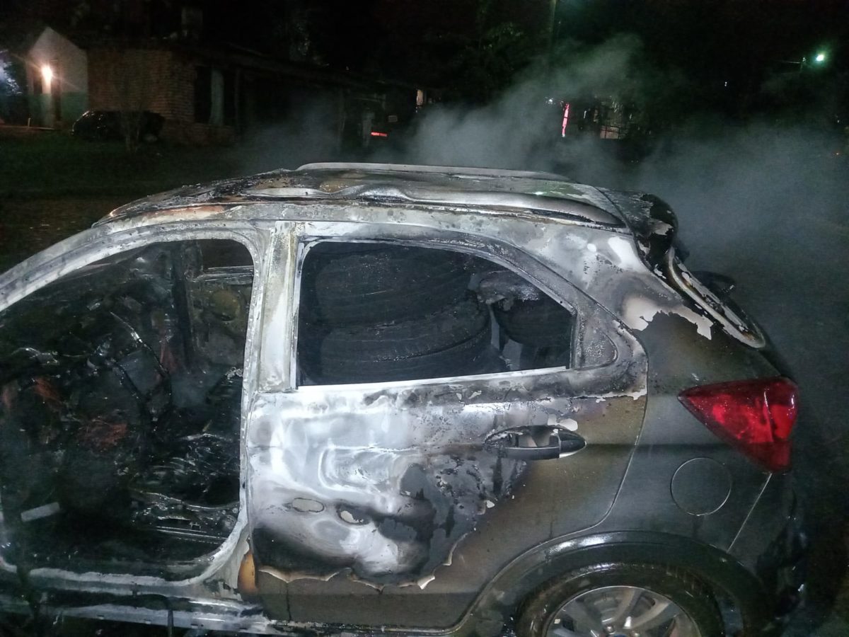 Bomberos sofocaron incendio de vehículo abandonado en Eldorado