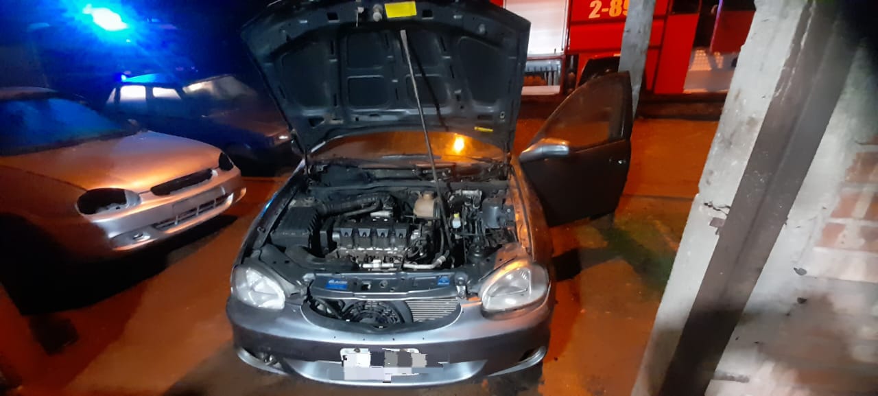 Vehículo sufrió serios daños tras incendiarse la batería en Jardín América