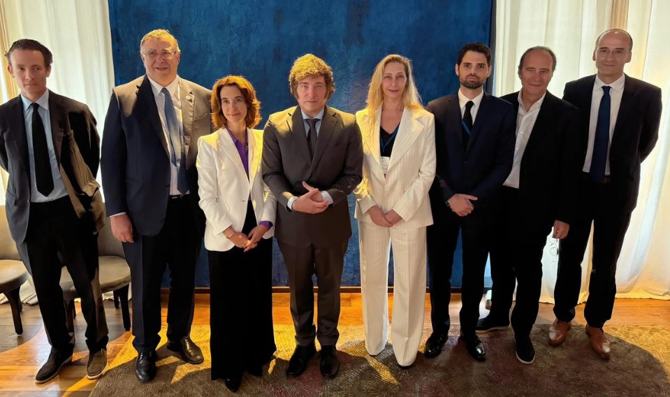 Milei se reunió con empresarios en Paris en búsqueda de inversiones