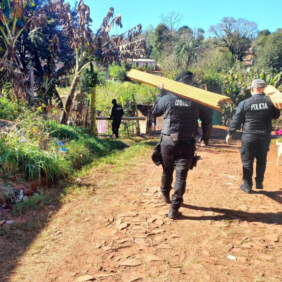 Agentes de la Policia de Misiones asistieron a una familia victima de un incendio en Obera 1 - 9